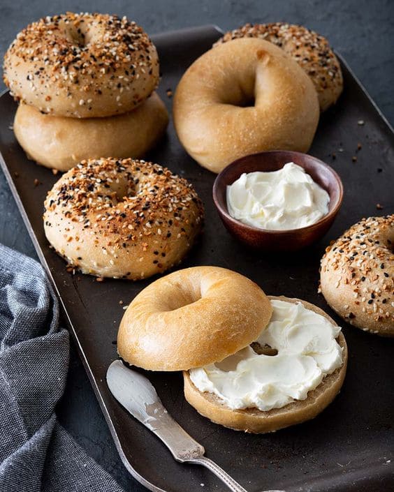 how many calories in a bagel and cream cheese