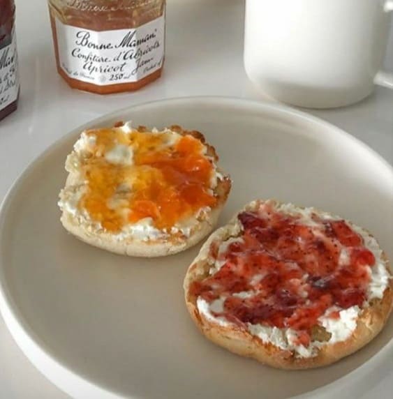 how many calories in a bagel with cream cheese and jelly