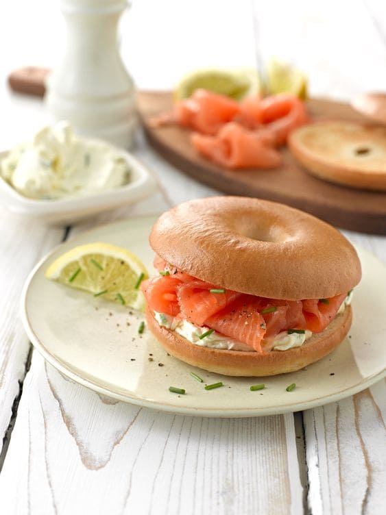 how many calories in a bagel with cream cheese and smoked salmon